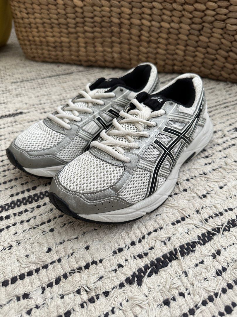 Asics Gel-Contend 4 Running Shoes - White/Silver (Category: Sneakers) located in Singapore. Submitted by plooopp (Listing ID 1427363033, Image 1). Description: ⭐ Condition: [9/10] Excellent condition with minimal signs of wear. 🔎 Defects: No major defects. Minor signs of wear may be present. Please refer to photos for full condition. 📦 Box: No box 🧼 Refurbishment Process: All shoes are thoroughly cleaned, sanitised, and restored where possible