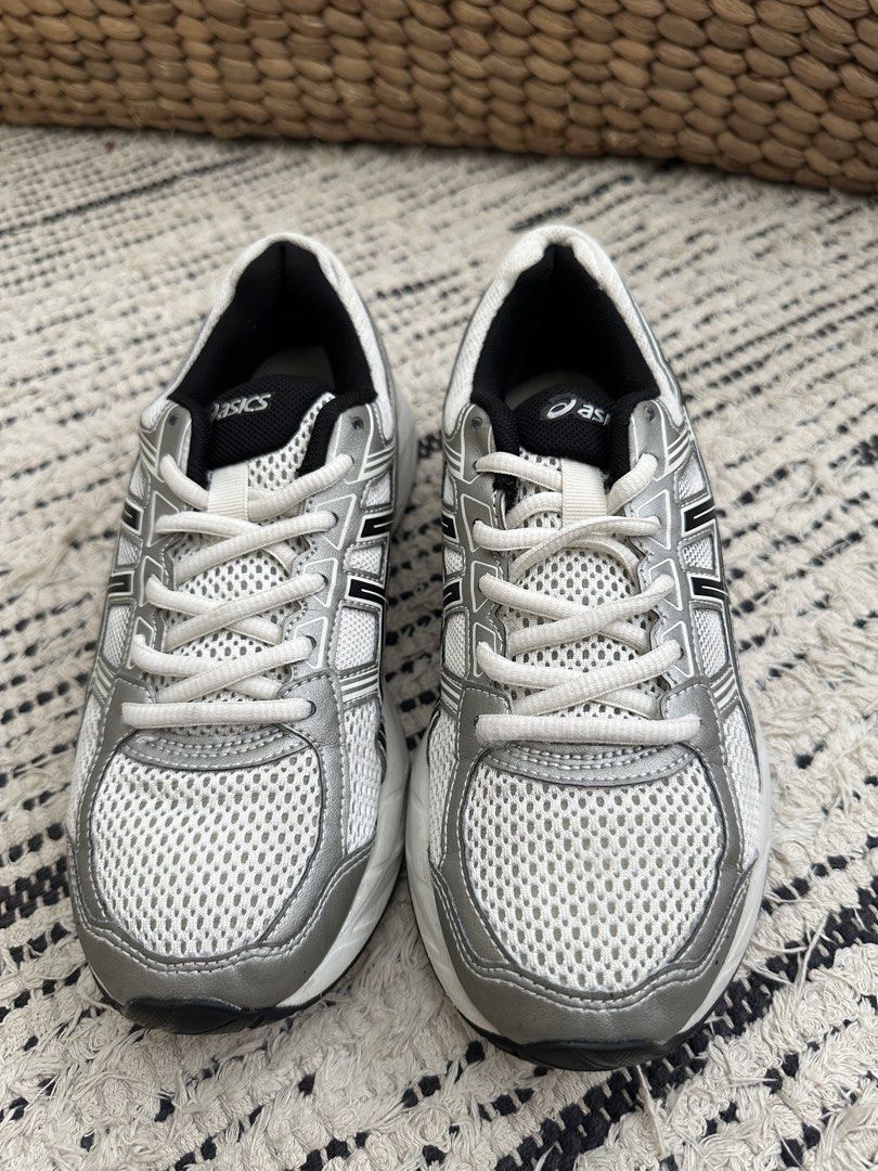 Asics Gel-Contend 4 Running Shoes - White/Silver (Category: Sneakers) located in Singapore. Submitted by plooopp (Listing ID 1427363033, Image 2). Description: ⭐ Condition: [9/10] Excellent condition with minimal signs of wear. 🔎 Defects: No major defects. Minor signs of wear may be present. Please refer to photos for full condition. 📦 Box: No box 🧼 Refurbishment Process: All shoes are thoroughly cleaned, sanitised, and restored where possible