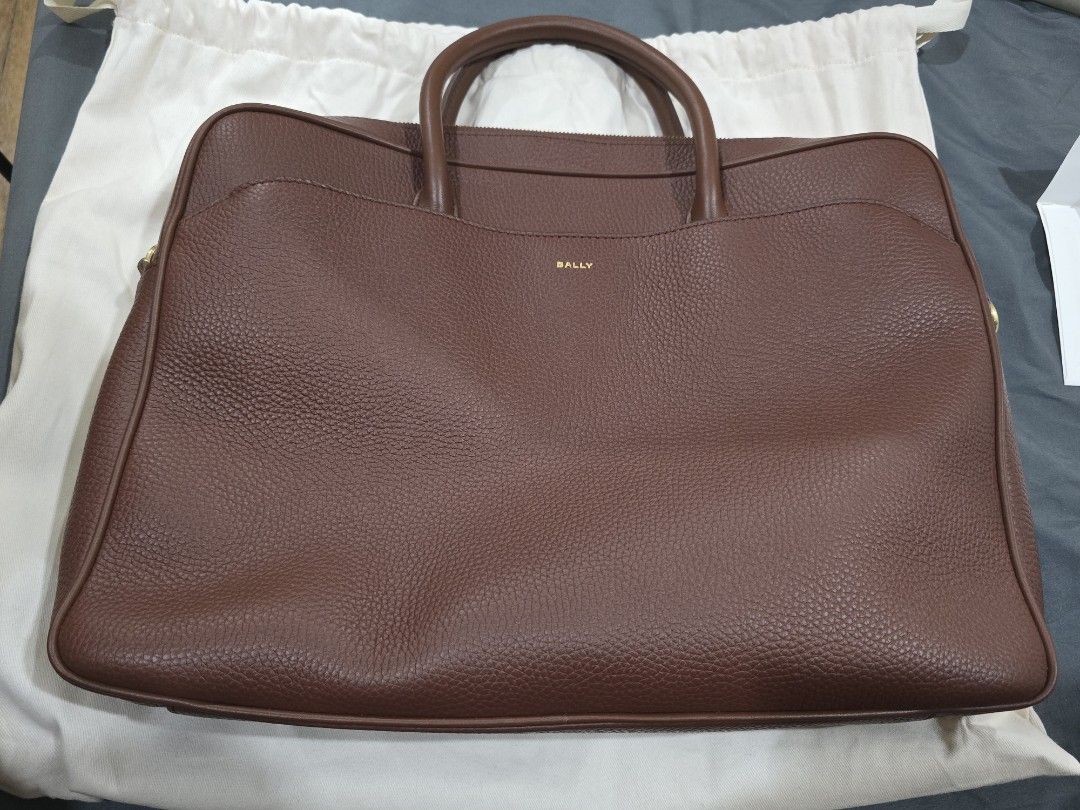 Bally Leather Briefcase (Category: Briefcases) located in Quezon City. Submitted by cm5921 (Listing ID 1427316583, Image 1). Description: Bally Oeden Briefcase Brown Leather -price is negotiable -brand new and unused -comes with paperbag and original purchase documents -mop: bpi / mbt / gcash -delivery: to be shouldered by buyer -location: quezon city, philippines In grained bovine leather, this timeless Oeden briefcase boasts a large main compar
