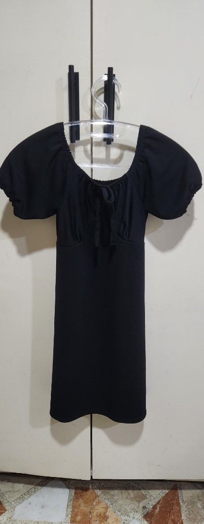 Black Off-Shoulder Top (Category: Blouses) located in Manila. Submitted by summerstyled (Listing ID 1427327297, Image 1). Description: off shoulder black peplum dress very cutesie .