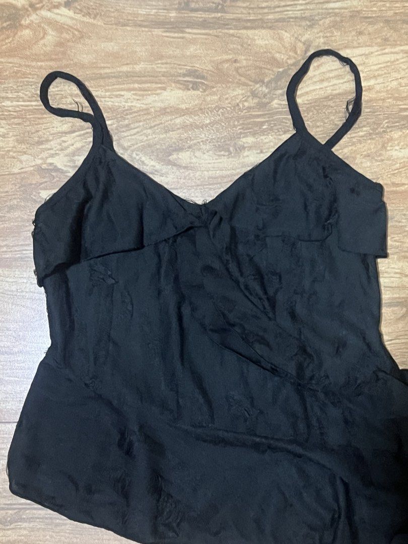 Black Sleeveless Summer Top with Ruffles (Category: Sleeveless) located in Manila. Submitted by haleysellsstuff (Listing ID 1427407778, Image 2). Description: from japan !.