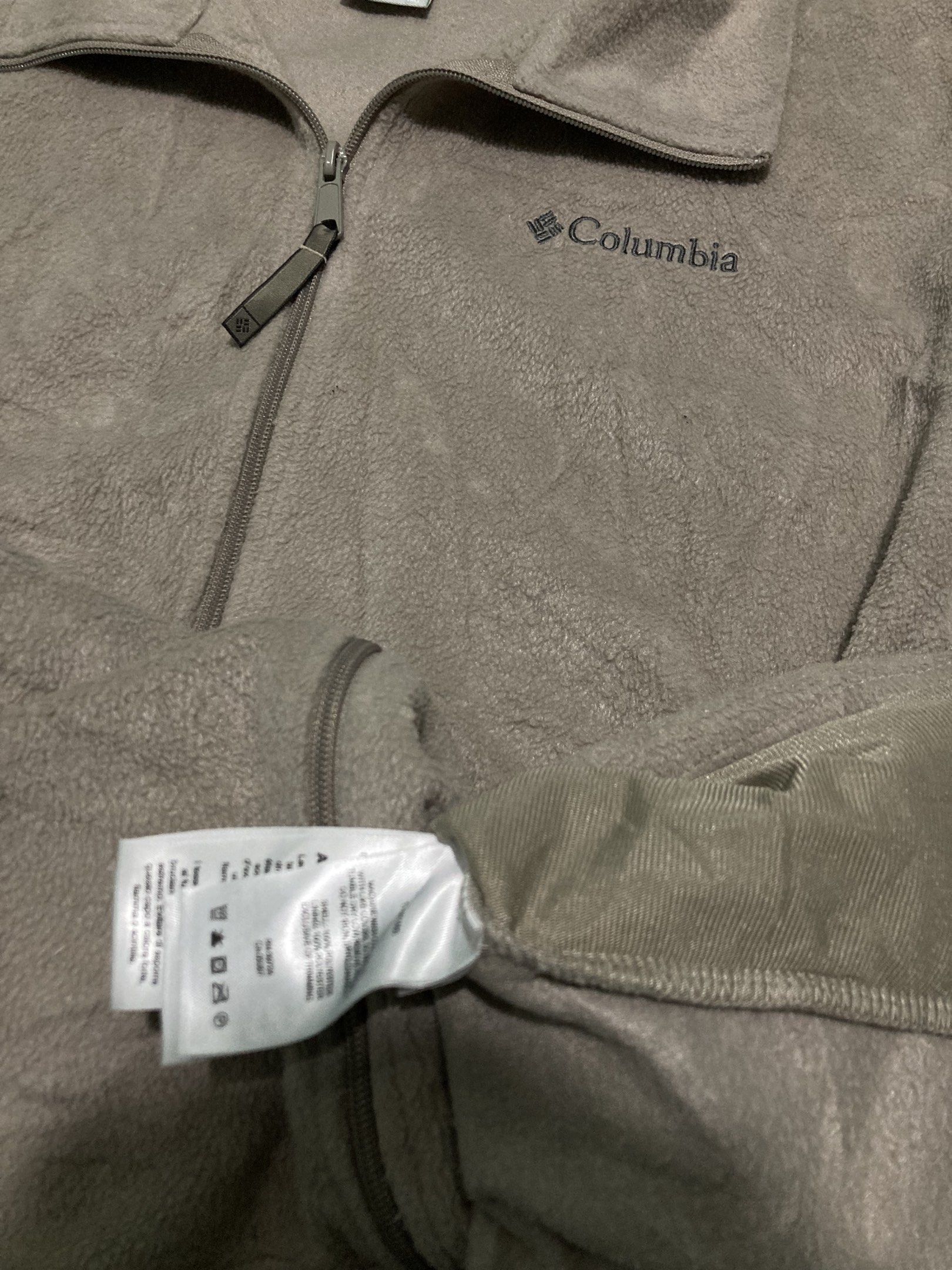 Columbia Fleece Vest (Category: Vests) located in Manila. Submitted by dacsjohnny (Listing ID 1427370115, Image 2). Description: Columbia fleece vest in a neutral color. Features a full zip closure, two front pockets, and the Columbia logo on the chest. The tag is visible in the image..