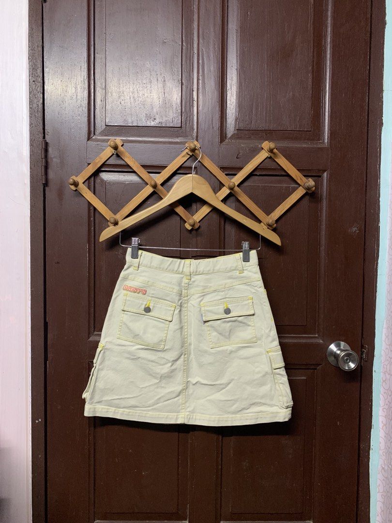 Daisy Lovers Cargo Cream Skirt (Category: Skirts) located in Cagayan de Oro. Submitted by debatingbooks (Listing ID 1427354161, Image 3). Description: — size 24-25 — length 16.5” shipping via j&t 1-2 pieces: 80 pesos 3-5 pieces: 150 pesos mop: gcash/gotyme/maribank payment first ‼️.