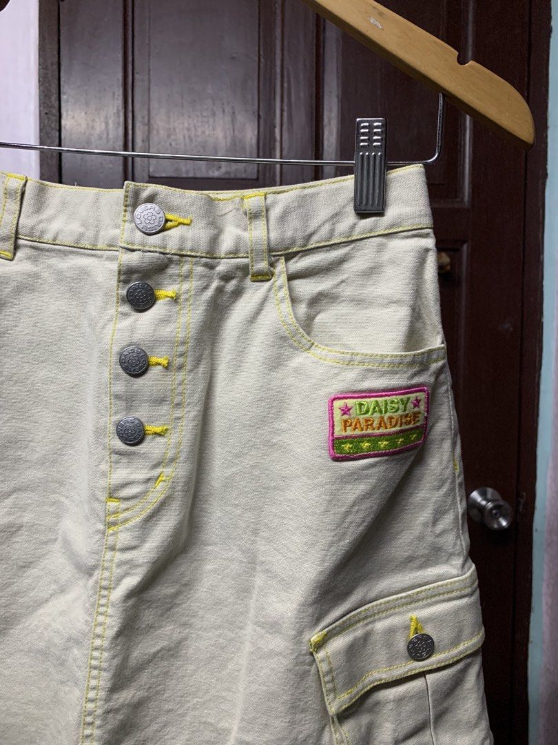 Daisy Lovers Cargo Cream Skirt (Category: Skirts) located in Cagayan de Oro. Submitted by debatingbooks (Listing ID 1427354161, Image 2). Description: — size 24-25 — length 16.5” shipping via j&t 1-2 pieces: 80 pesos 3-5 pieces: 150 pesos mop: gcash/gotyme/maribank payment first ‼️.
