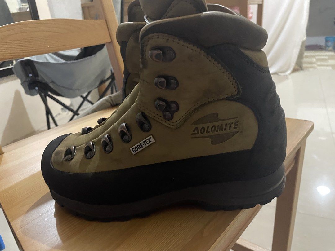 Dolomite Gore-Tex Hiking Boots ( Vibram Sole ) (Category: Boots) located in Cavite. Submitted by masterthriftter (Listing ID 1427288767, Image 3). Description: says size 4 but can fit us 8 size male was thrifted but barely used dm for more pictures slight problem: yung isang shoe medyo loose na yung sole niya, but is easily fixed modes of payment: bank transfer or gcash lalamove & j&t buyer shoulders shipping fee.