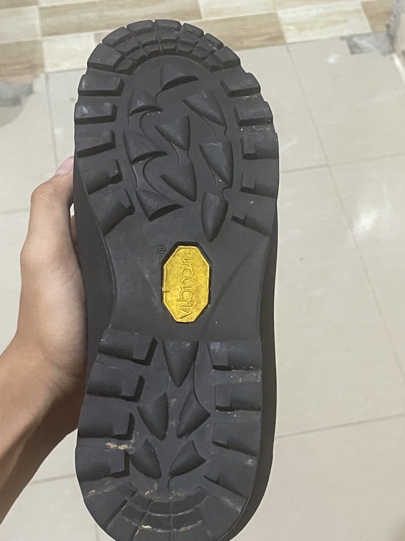 Dolomite Gore-Tex Hiking Boots ( Vibram Sole ) (Category: Boots) located in Cavite. Submitted by masterthriftter (Listing ID 1427288767, Image 2). Description: says size 4 but can fit us 8 size male was thrifted but barely used dm for more pictures slight problem: yung isang shoe medyo loose na yung sole niya, but is easily fixed modes of payment: bank transfer or gcash lalamove & j&t buyer shoulders shipping fee.
