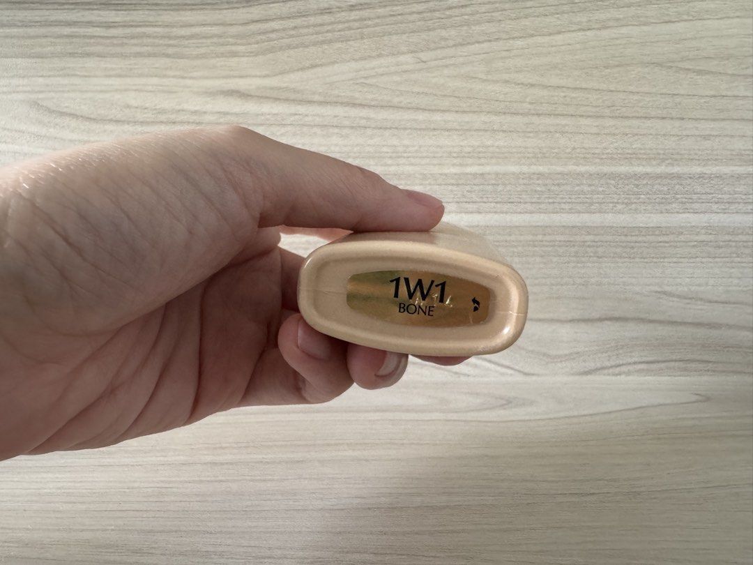 Estee Lauder Double Wear Sheer Foundation (Category: Makeup) located in Manila. Submitted by rclizamaeco (Listing ID 1427356990, Image 2). Description: Shade: 1W1 Bone Store bought Used 5x only Retail price: 2,500.