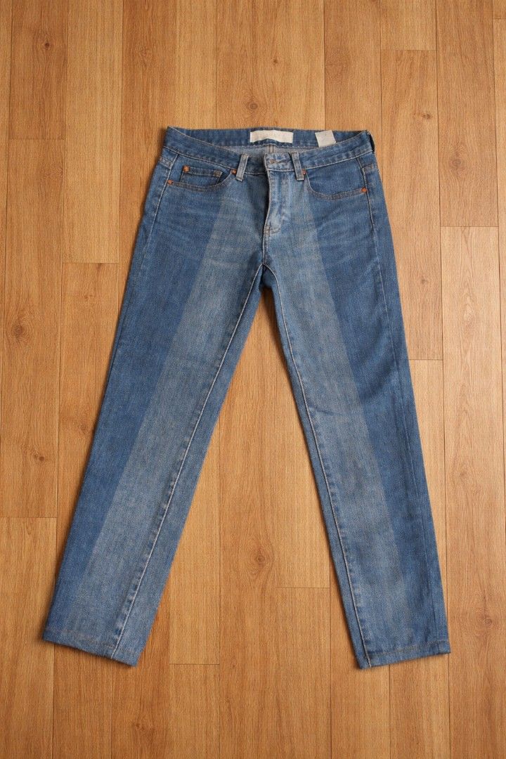 GUESS Two-Tone Mid rise Jeans (Category: Jeans) located in San Jose del Monte. Submitted by disyembresync (Listing ID 1427373128, Image 1). Description: GUESS Mid rise jeans / skinny jeans Size: WL - 25-26 L - 37 Available for delivery and meet up around North Caloocan..