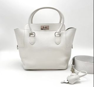 （分類：）位於 。 由 bellize.luxury 提交（商品編號 1427453410，圖片 1）。簡介： 。