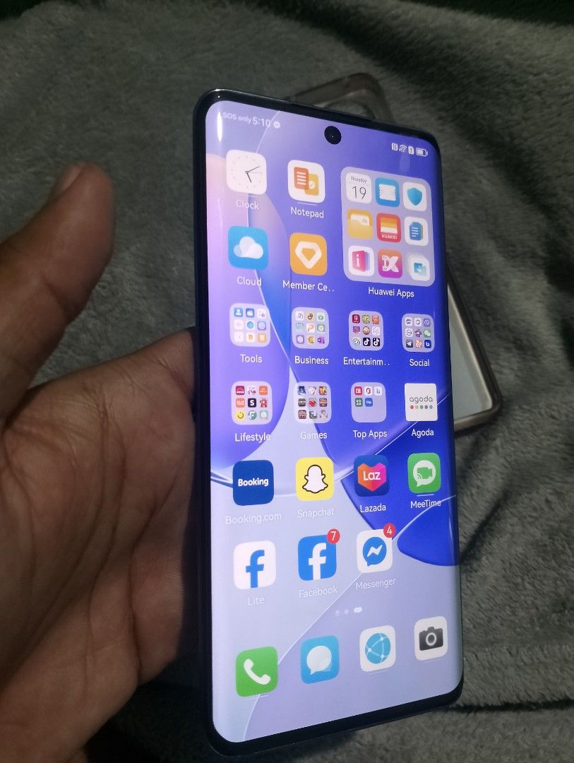 Huawei Nova 9 (Category: Huawei) located in Manila. Submitted by ppogi203216148 (Listing ID 1427389734, Image 2). Description: For SALE or SWAP Huawei Nova 9 ₱ 6,490 NEGOTIABLE 120Hz refresh rate 8/256GB OLED Curve Display Issue: maliit na line sa back glass and 1dent Inclusion: Unit, Case and Rep charger.