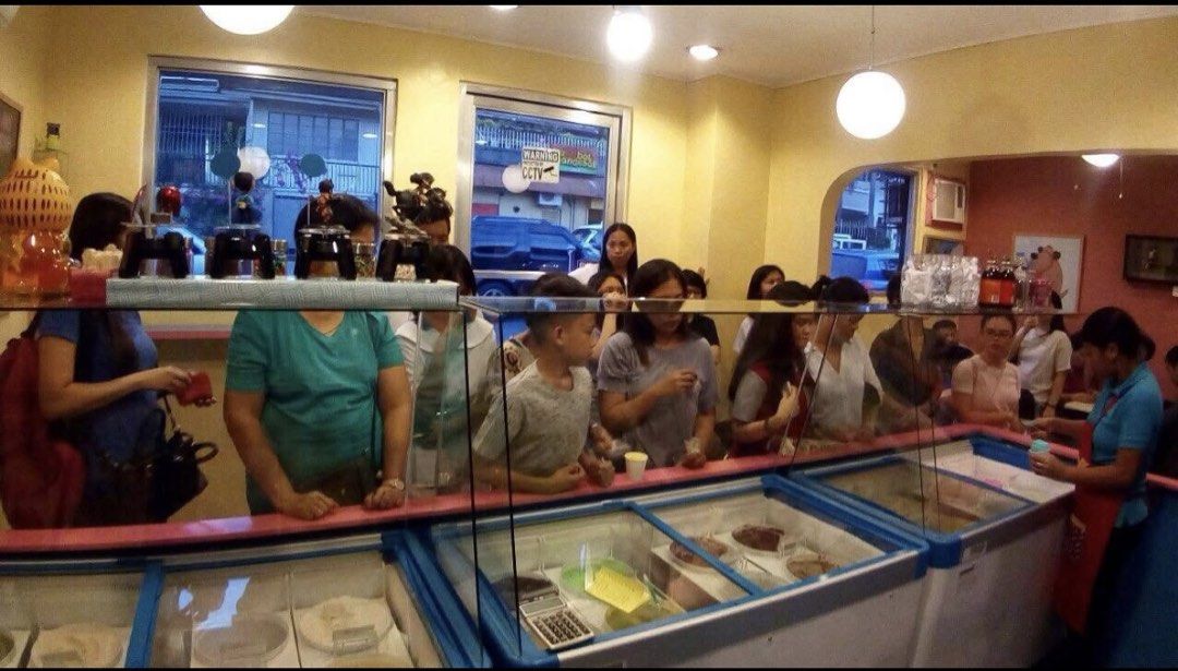 Ice Cream Showroom Display Case (Category: Refrigerators and Freezers) located in Manila. Submitted by clark.kent1 (Listing ID 1427359915, Image 2). Description: Ice Cream Freezer Showroom Display Cover with Lights. Well Used .