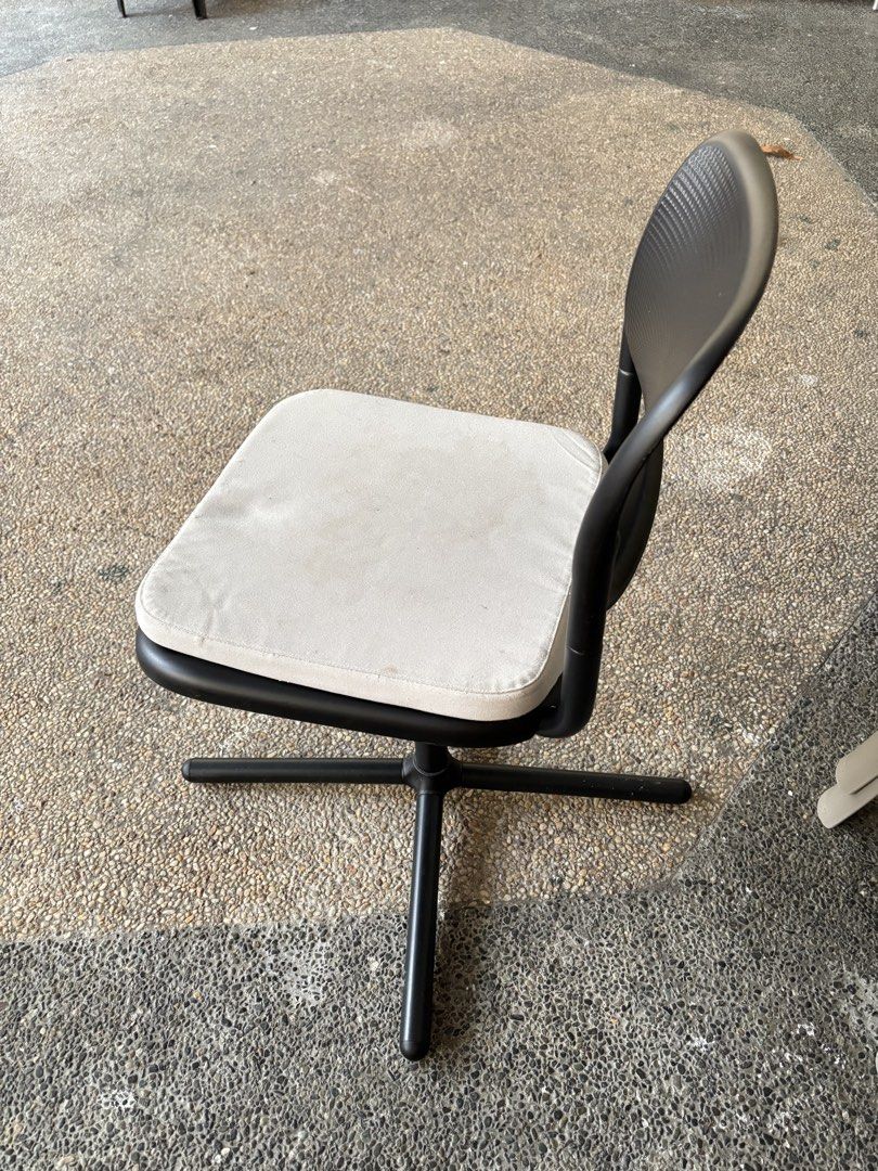 IKEA SMÄLLEN Desk Chair (Category: Chairs) located in Manila. Submitted by keldamasco30 (Listing ID 1427419919, Image 2). Description: IKEA SMÄLLEN desk chair. It has a black seat and backrest. The chair has a swivel base with a black finish. It is suitable for home or office use..