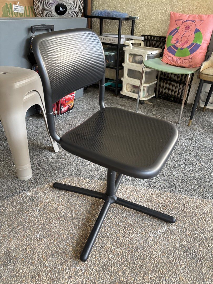 IKEA SMÄLLEN Desk Chair (Category: Chairs) located in Manila. Submitted by keldamasco30 (Listing ID 1427419919, Image 3). Description: IKEA SMÄLLEN desk chair. It has a black seat and backrest. The chair has a swivel base with a black finish. It is suitable for home or office use..