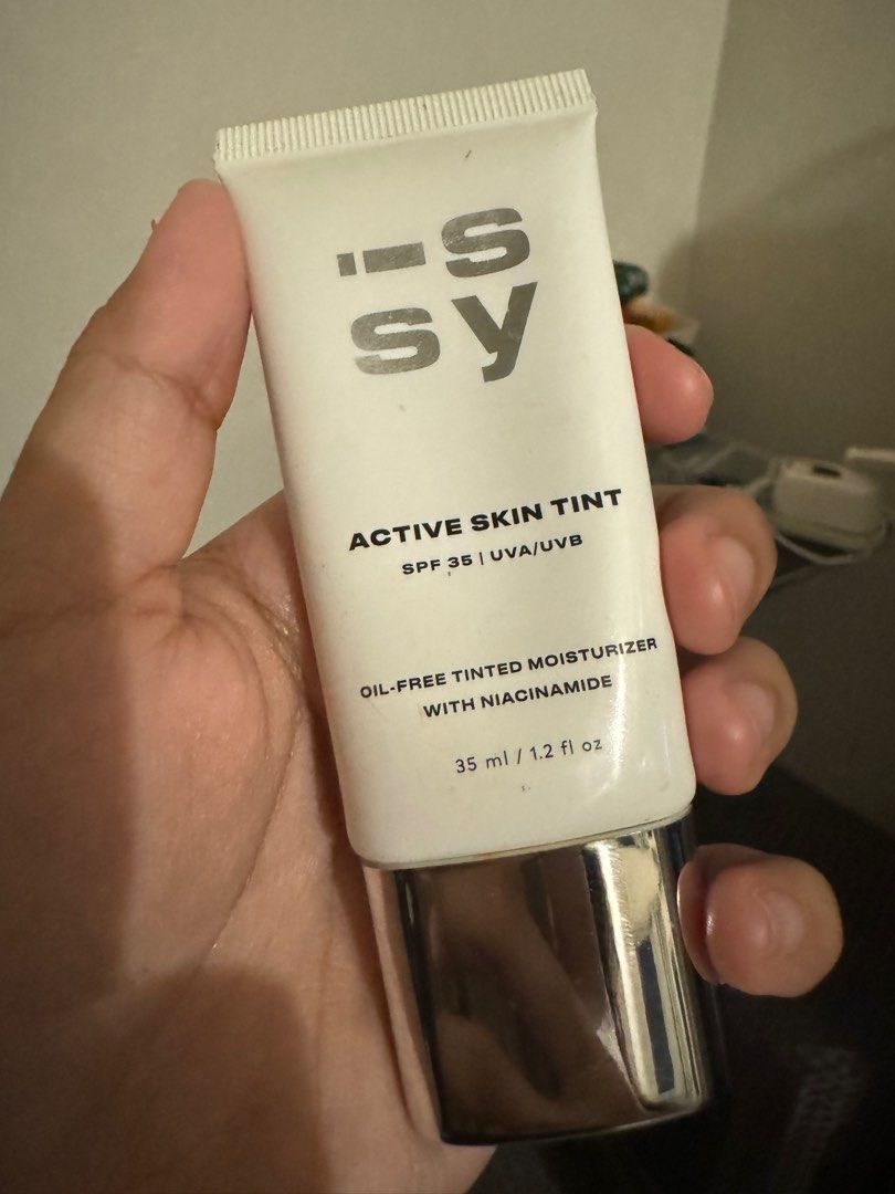 Issy Skin Tint Shade Beech (Category: Makeup) located in Manila. Submitted by cassie_2328 (Listing ID 1427411762, Image 1). Description: Bought this March 2025. Around 70% remaining Decluttering this, too many skin tints. Payment method: Gcash/BDO Delivery method: LBC/JnT/Lalamove No rush shipping‼️ I’m a student and might have busy schedules..