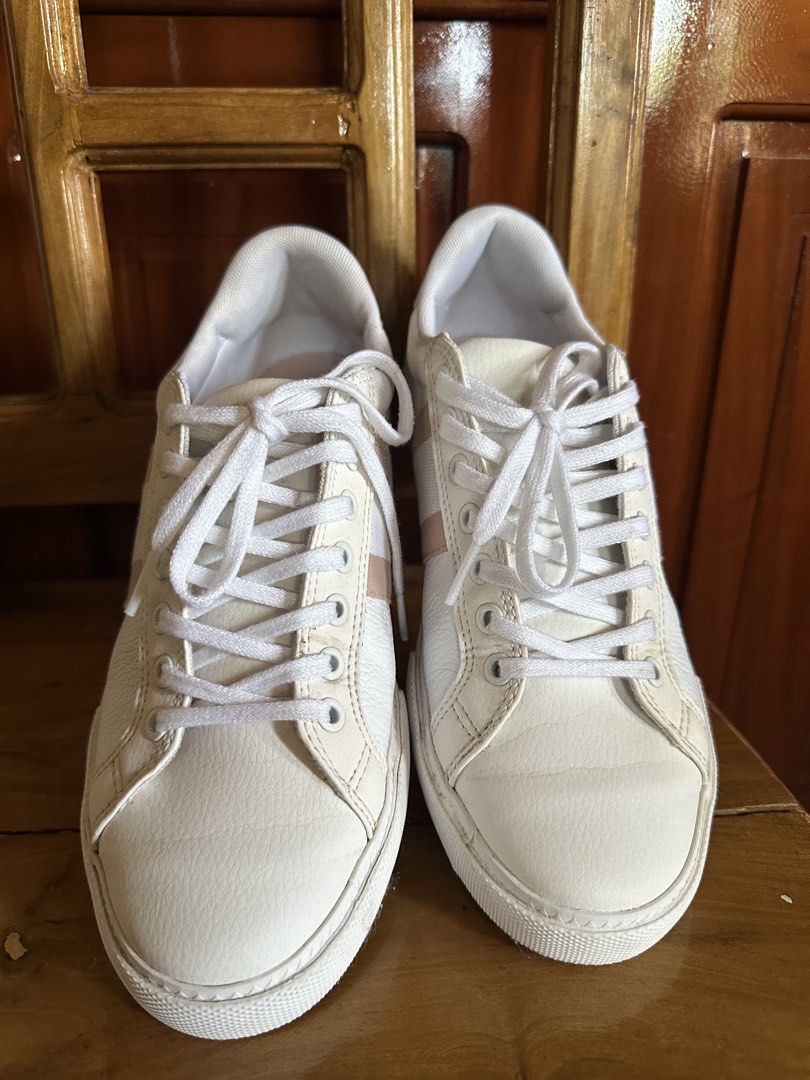 Lacoste White Shoes US 7 (Category: Sneakers) located in Bangar. Submitted by zel_things (Listing ID 1427360462, Image 2). Description: Shoes po ito ng sister ko, nasa ibang bansa na siya. Hindi kasya sakin US 7 In very good condition.