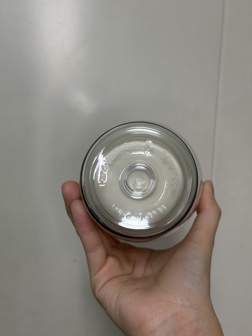 LocknLock Double Wall Cold Cup 750ml (Category: Water Bottles & Tumblers) located in Quezon City. Submitted by tiyadore (Listing ID 1427349094, Image 2). Description: LocknLock double-wall cold cup with a 750ml capacity. Includes a lid and straw. The cup is made of SAN material and is suitable for temperatures between 1°C and 70°C, BPA free. Comes with free original cleaning brush..