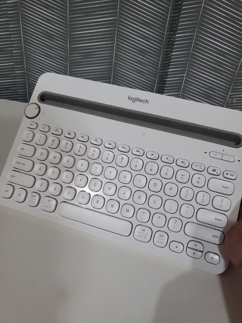 Logitech K480 -white (Category: Computer Keyboard) located in Cavite. Submitted by royziee (Listing ID 1427386944, Image 1). Description: Logitech k480 multi-device keyboard good condition keyboard works perfectly fine, all the keys work.