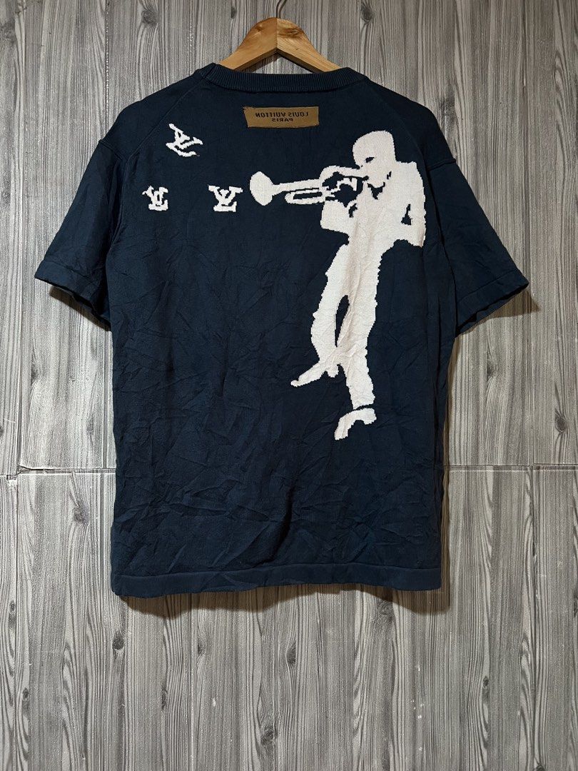 Louis Vuitton Graphic T-shirt (Category: Tshirts & Polo Shirts ) located in Binmaley. Submitted by jayvecatalan21 (Listing ID 1427409764, Image 2). Description: Navy blue Louis Vuitton T-shirt with white graphic design. Features the Louis Vuitton logo on the front and a musician playing a trumpet on the back. Made of a blend of materials including viscose, polyamide, and wool. Size L..
