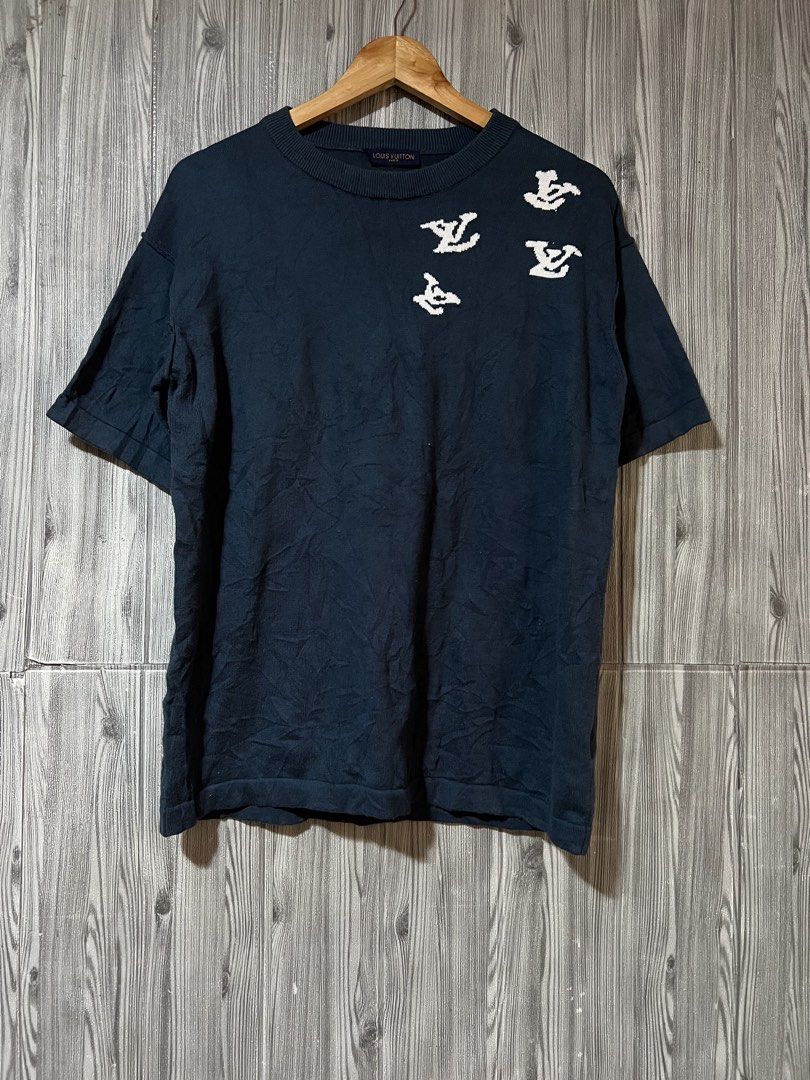 Louis Vuitton Graphic T-shirt (Category: Tshirts & Polo Shirts ) located in Binmaley. Submitted by jayvecatalan21 (Listing ID 1427409764, Image 1). Description: Navy blue Louis Vuitton T-shirt with white graphic design. Features the Louis Vuitton logo on the front and a musician playing a trumpet on the back. Made of a blend of materials including viscose, polyamide, and wool. Size L..