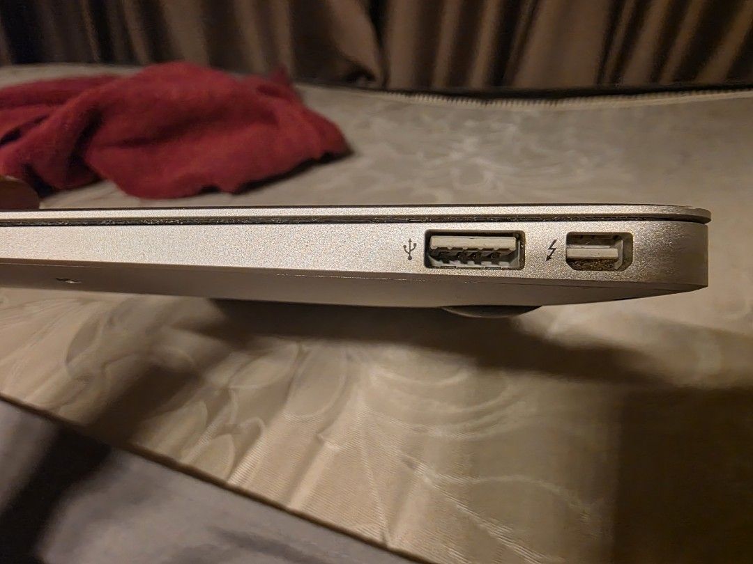 MacBook Air - Screen Damaged405964859439861761