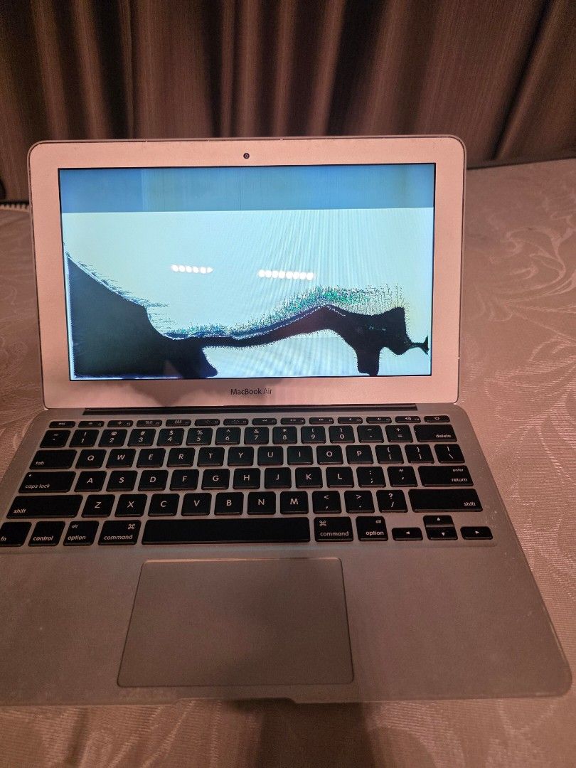 MacBook Air - Screen Damaged405964859439861763