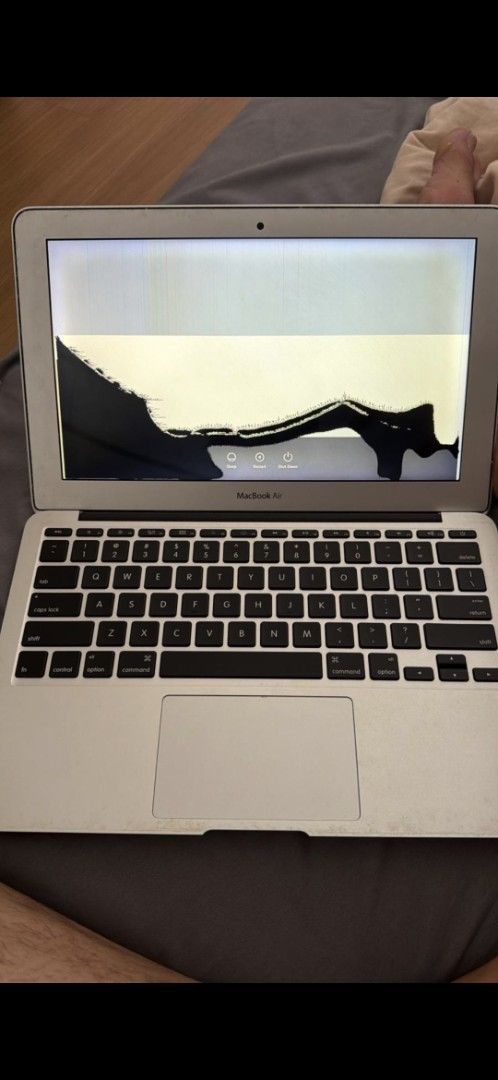 MacBook Air - Screen Damaged405964859439861760