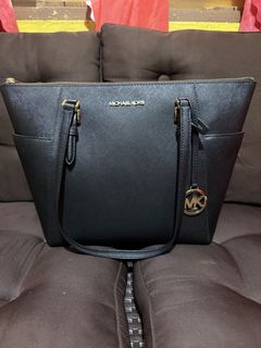 (Category: ) located in . Submitted by anne.luxe (Listing ID 1427348434, Image 1). Description: .