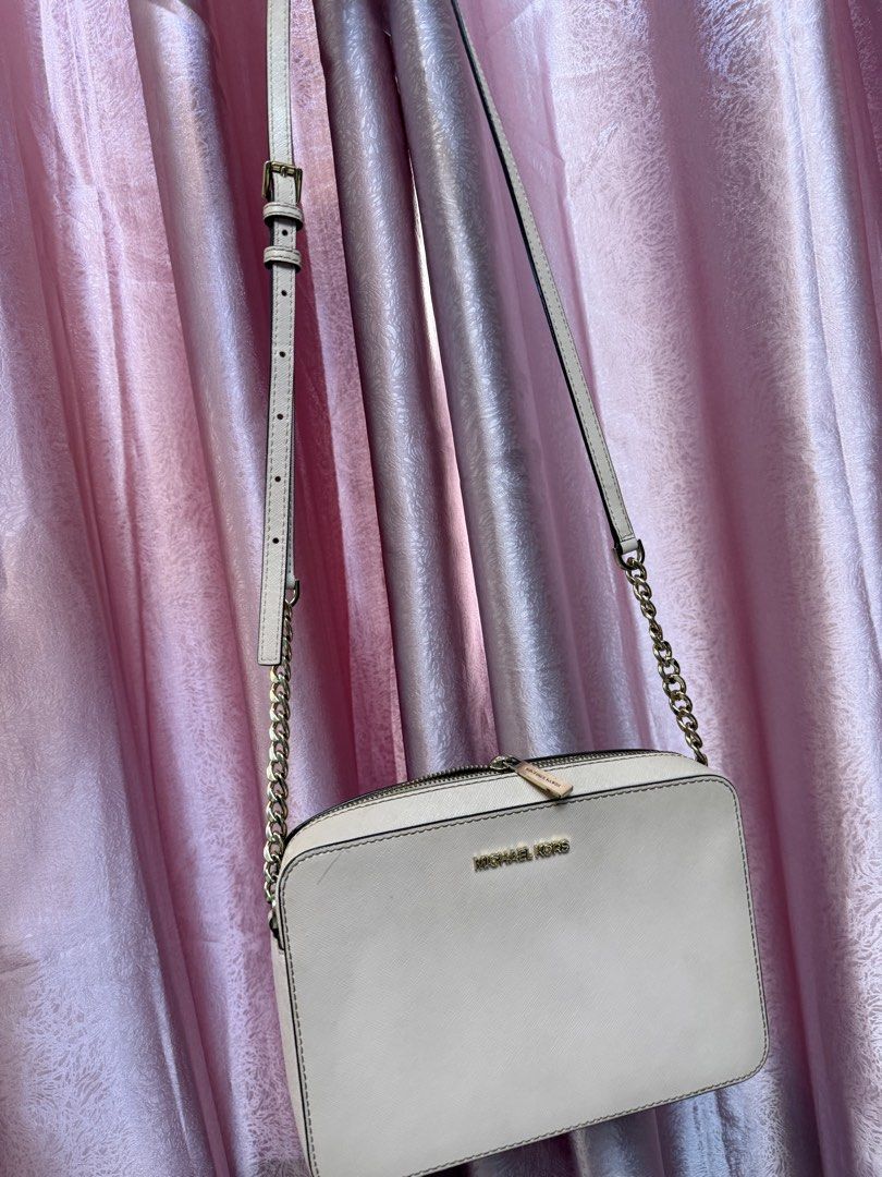 Michael kors sling (Category: Luxury Bags & Wallets) located in Manila. Submitted by shanbtrinidad25 (Listing ID 1427323275, Image 1). Description: .