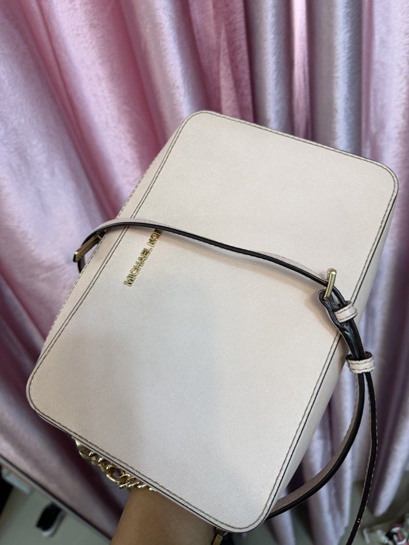 Michael kors sling (Category: Luxury Bags & Wallets) located in Manila. Submitted by shanbtrinidad25 (Listing ID 1427323275, Image 3). Description: .