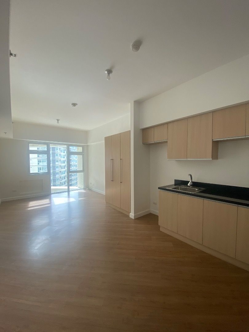 Move-In Ready Studio Unit for Rent in Arca South (Category: Apartments & Condos) located in Taguig. Submitted by barbara_lacson (Listing ID 1427325293, Image 1). Description: Available For Lease!! The Veranda West Tower Studio Unit 31sqm 12th Floor Bare / Semi Furnished or Fully furnished is okay Facing East / Amenities Brand New unit never been used or tenanted 2mons deposit 1 month advance then PDCs or Bank transfer is okay.