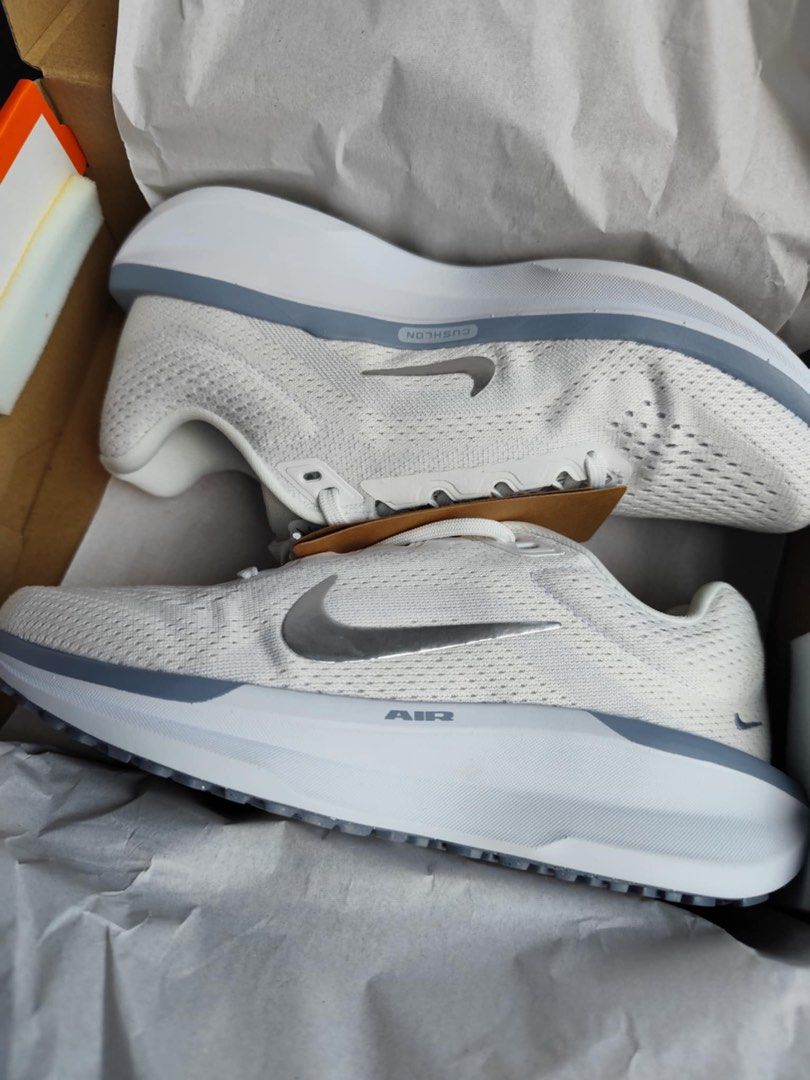 Nike Air Winflo 11 - Summit White/Metallic Silver (Category: Sneakers) located in Quezon City. Submitted by harjeee (Listing ID 1427385369, Image 1). Description: Brandnew Nike Women’s Air Winflo 11 Summit White Size US 6.5 💯 Genuine and Authentic ✅Free delivery around QC this Holyweek Pick-up or meet up is highly recommened so you can inspect the item. Pick-up: Talipapa, QC Can do meet up on SM North or Trinoma. Can also be shipped through lala