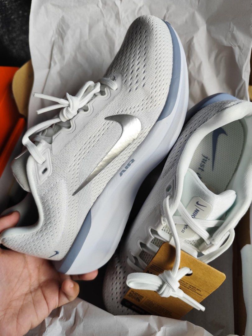 Nike Air Winflo 11 - Summit White/Metallic Silver (Category: Sneakers) located in Quezon City. Submitted by harjeee (Listing ID 1427385369, Image 2). Description: Brandnew Nike Women’s Air Winflo 11 Summit White Size US 6.5 💯 Genuine and Authentic ✅Free delivery around QC this Holyweek Pick-up or meet up is highly recommened so you can inspect the item. Pick-up: Talipapa, QC Can do meet up on SM North or Trinoma. Can also be shipped through lala