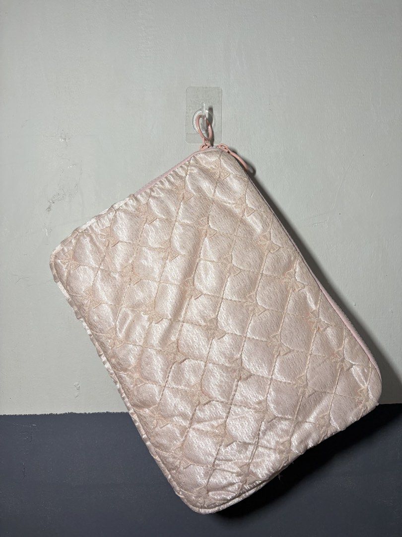 Pink Quilted iPad Sleeve (Category: Laptop Bags & Sleeves) located in Rizal. Submitted by juliakejdn (Listing ID 1427484136, Image 1). Description: Pink laptop sleeve features a quilted design with bow accents. It has a zipper closure and a soft interior lining. It has a loop for hanging..