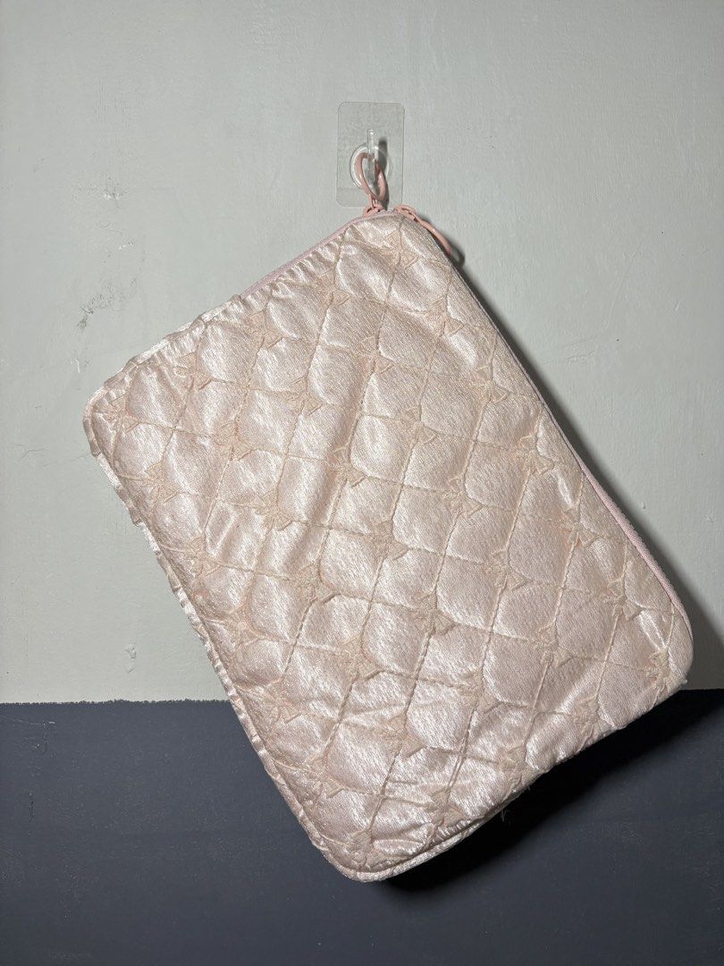 Pink Quilted iPad Sleeve (Category: Laptop Bags & Sleeves) located in Rizal. Submitted by juliakejdn (Listing ID 1427484136, Image 2). Description: Pink laptop sleeve features a quilted design with bow accents. It has a zipper closure and a soft interior lining. It has a loop for hanging..