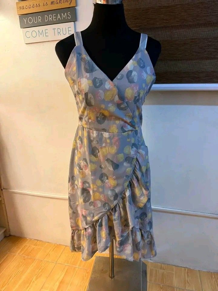 PLAINS AND PRINTS Smaller to MEDIUM fit (Category: Dresses) located in Bulacan. Submitted by lexibau (Listing ID 1427178873, Image 1). Description: .