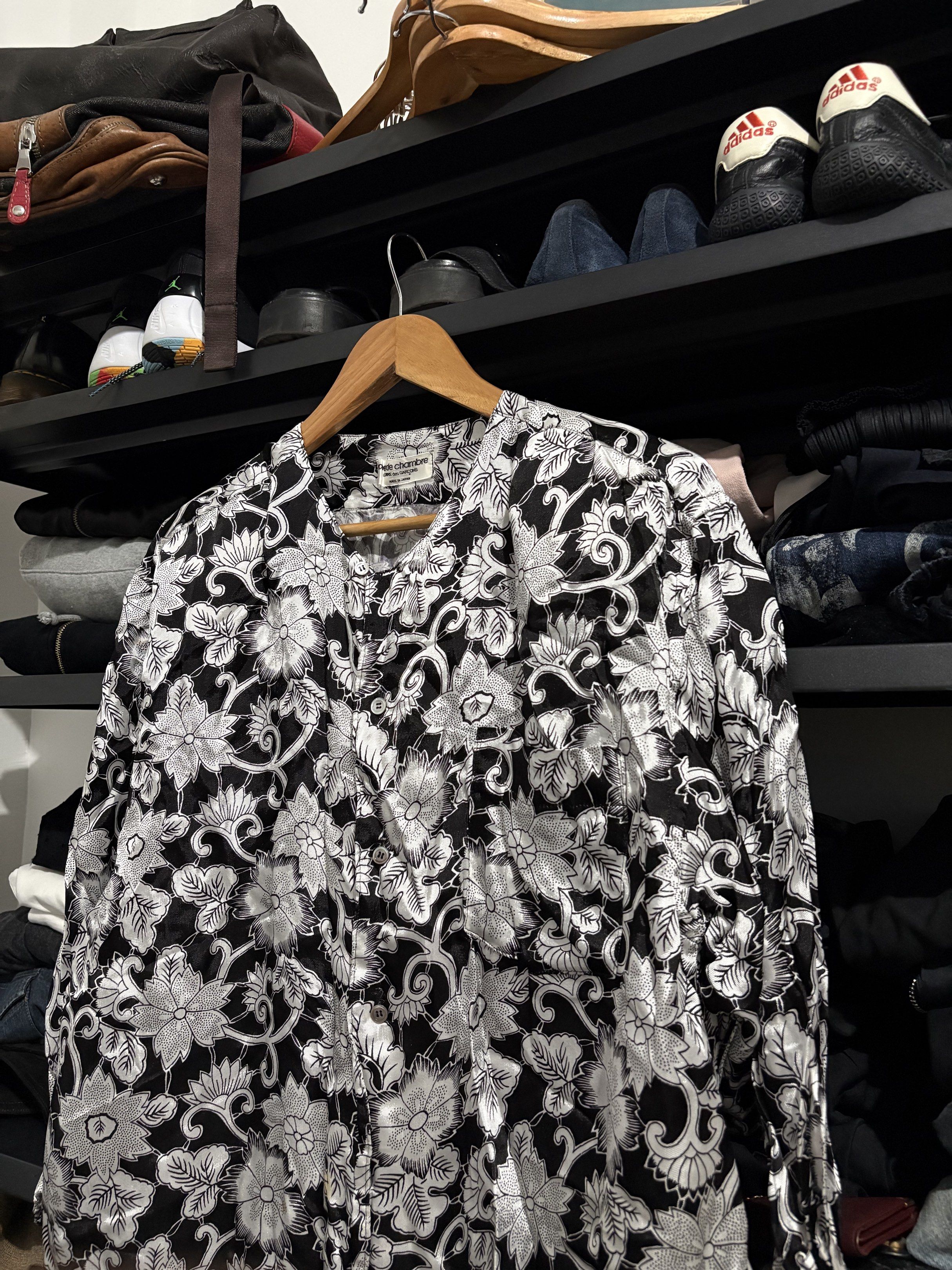 Robe De Chambre Comme des Garcons Floral Blouse (Category: Blouses) located in Naga. Submitted by sislovesme (Listing ID 1427400504, Image 2). Description: -9/10 Condition -Issue Light Stain check pics -Width 24 Inches -Lenght 31 Inches.