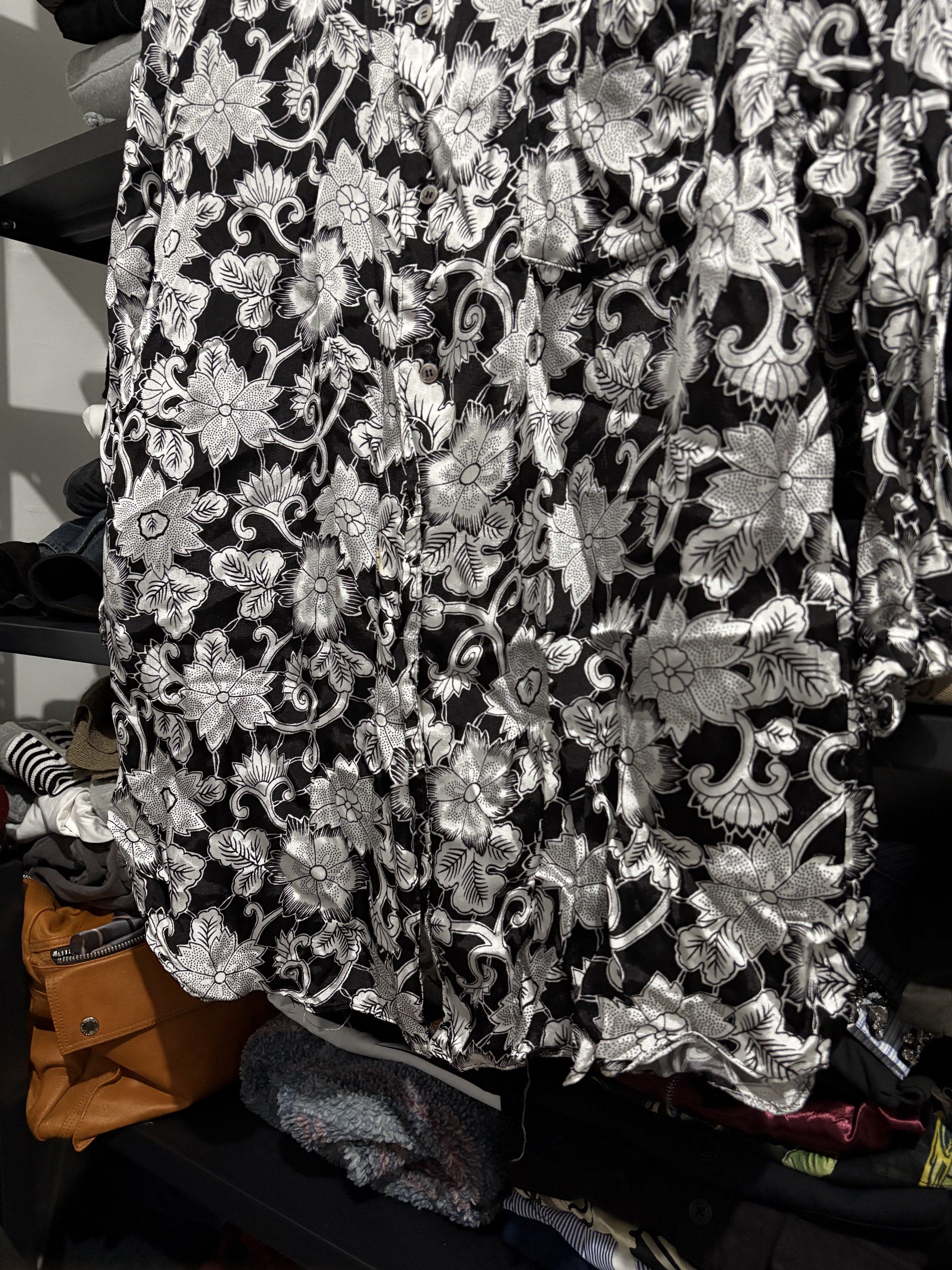 Robe De Chambre Comme des Garcons Floral Blouse (Category: Blouses) located in Naga. Submitted by sislovesme (Listing ID 1427400504, Image 3). Description: -9/10 Condition -Issue Light Stain check pics -Width 24 Inches -Lenght 31 Inches.