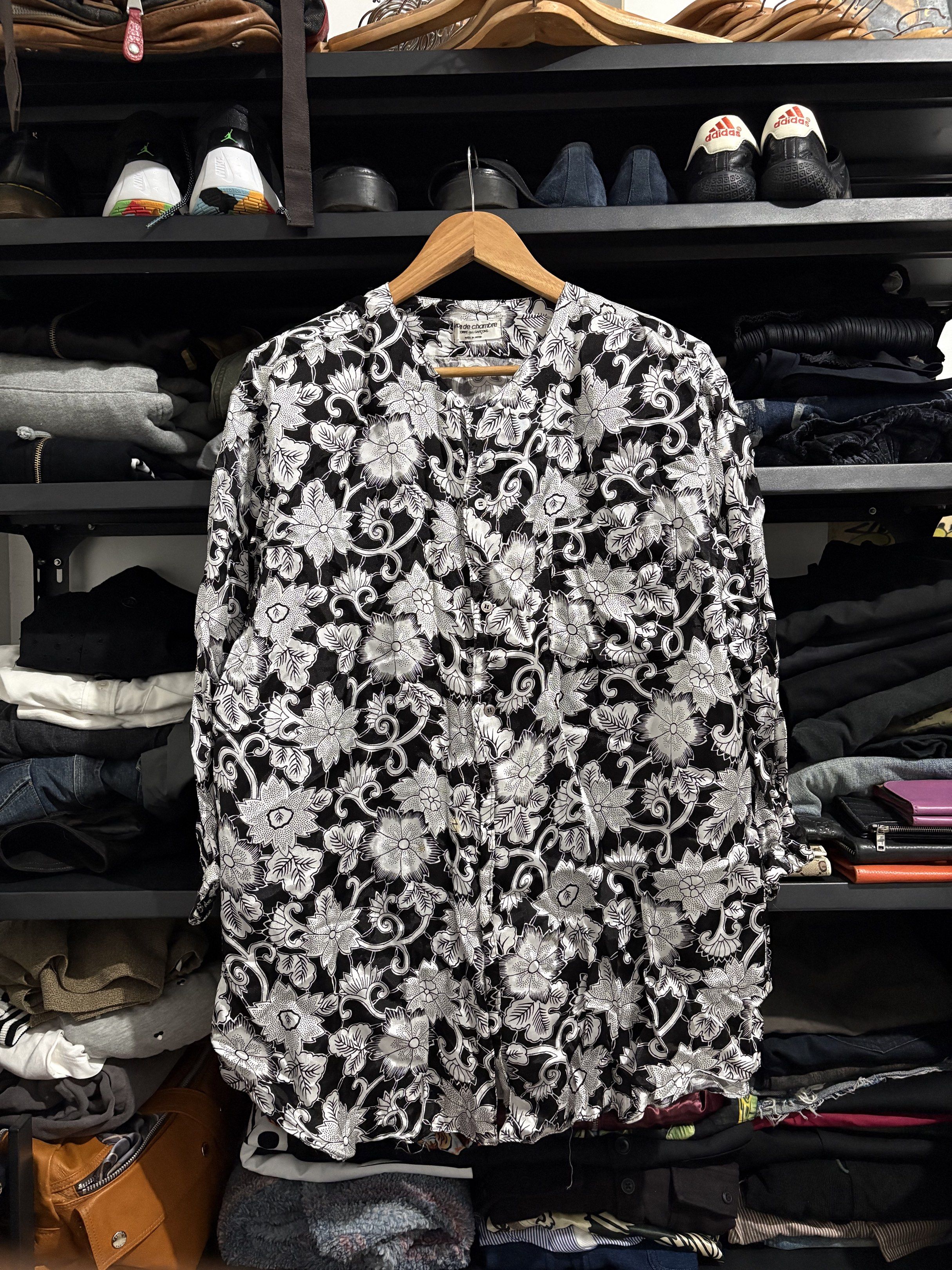 Robe De Chambre Comme des Garcons Floral Blouse (Category: Blouses) located in Naga. Submitted by sislovesme (Listing ID 1427400504, Image 1). Description: -9/10 Condition -Issue Light Stain check pics -Width 24 Inches -Lenght 31 Inches.