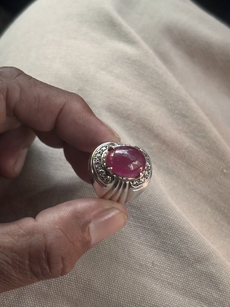 Ruby Gemstone Ring (Category: Rings) located in Semenyih. Submitted by yusofam (Listing ID 1427336559, Image 3). Description: 100% ruby asli 20/21 size Cod area bandar muar .