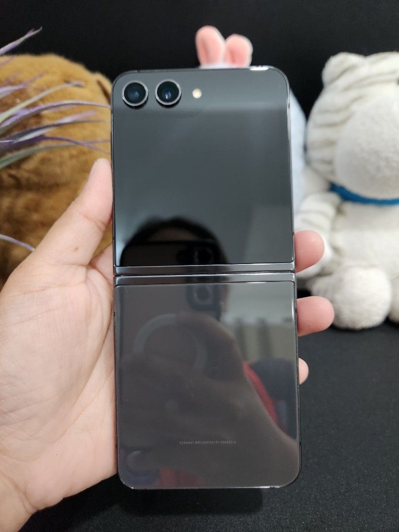 SAMSUNG Z FLIP5 512GB (Category: Samsung) located in Mandaluyong City. Submitted by cellspaceph (Listing ID 1427327876, Image 2). Description: SAMSUNG Z FLIP5 5G 512GB 8GB RAM no amoled burn no dents no flipmarks issue: hairline scratches likod Php16,000 ‼️ unit only no swap 📍near mrt shaw .
