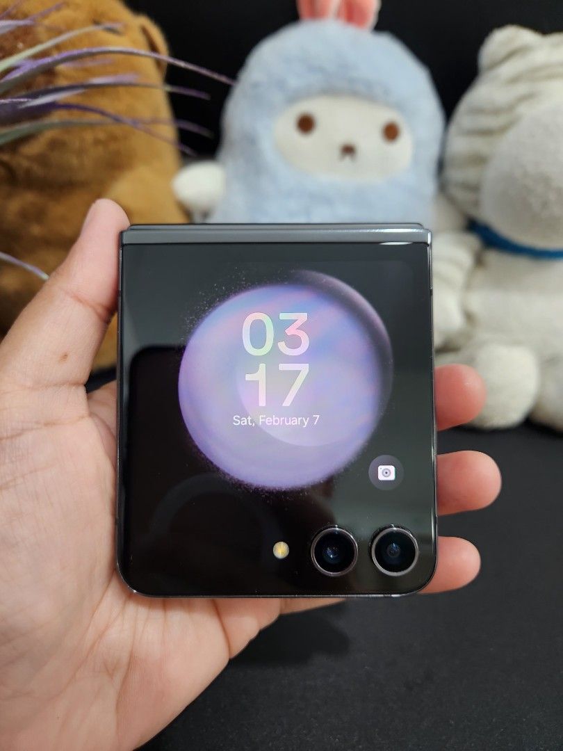 SAMSUNG Z FLIP5 512GB (Category: Samsung) located in Mandaluyong City. Submitted by cellspaceph (Listing ID 1427327876, Image 3). Description: SAMSUNG Z FLIP5 5G 512GB 8GB RAM no amoled burn no dents no flipmarks issue: hairline scratches likod Php16,000 ‼️ unit only no swap 📍near mrt shaw .