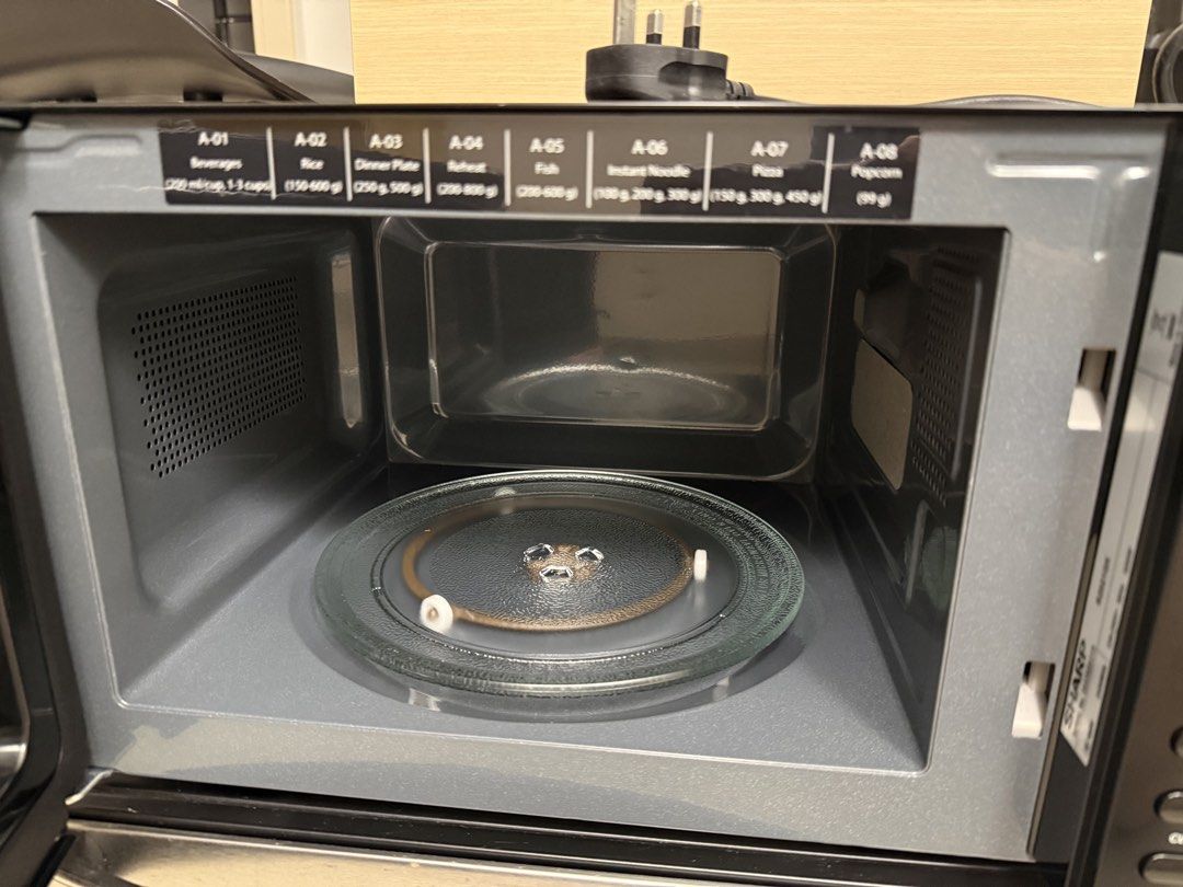 Sharp 20L Basic Mircrowave R2021Gk (Category: Ovens & Toasters) located in Melaka Tengah. Submitted by tatafjpreloved (Listing ID 1427460480, Image 2). Description: Hardly use it .still as good as new.