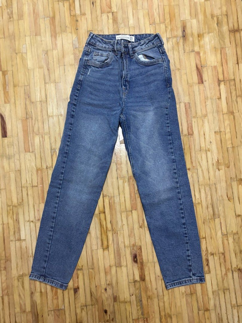 Stradivarius Mom Slim Fit Jeans (Category: Jeans) located in Pasig City. Submitted by decluttering.ring (Listing ID 1427337422, Image 1). Description: Never used, just tried it on Doesn’t fit me (size XS).