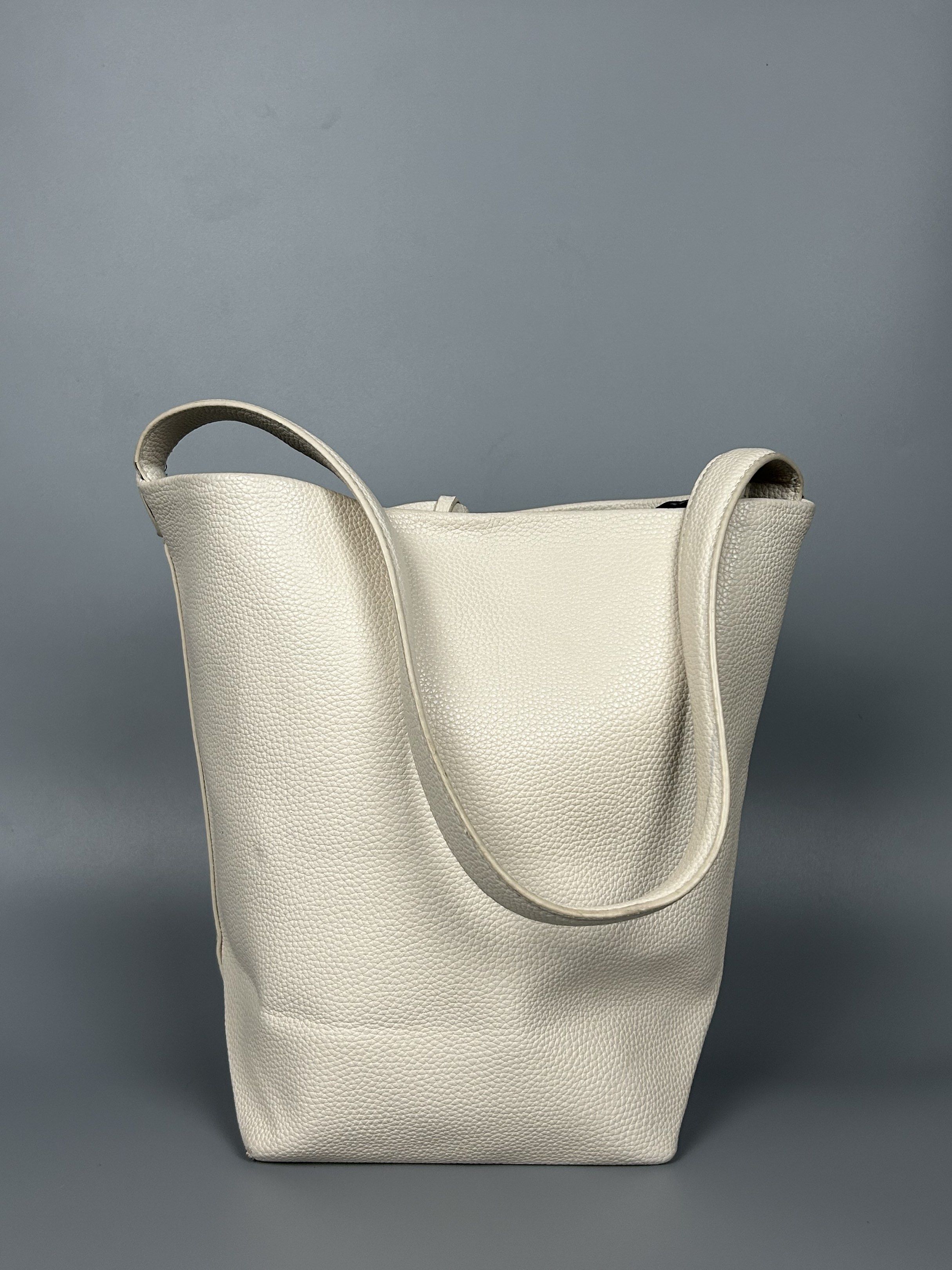 The Row Leather NS Park Bag (Category: Luxury Bags & Wallets) located in Manila. Submitted by 3rdealz (Listing ID 1427321599, Image 3). Description: The row Used condition Courier: J&T or Lalamove Item will be posted by express shipping (J&T) with good tracking record in 1-3 business days after received cleared payment. Expect it to reach you in 3-7 business days only after item been shipped. Please check my other listings and take advantage of c