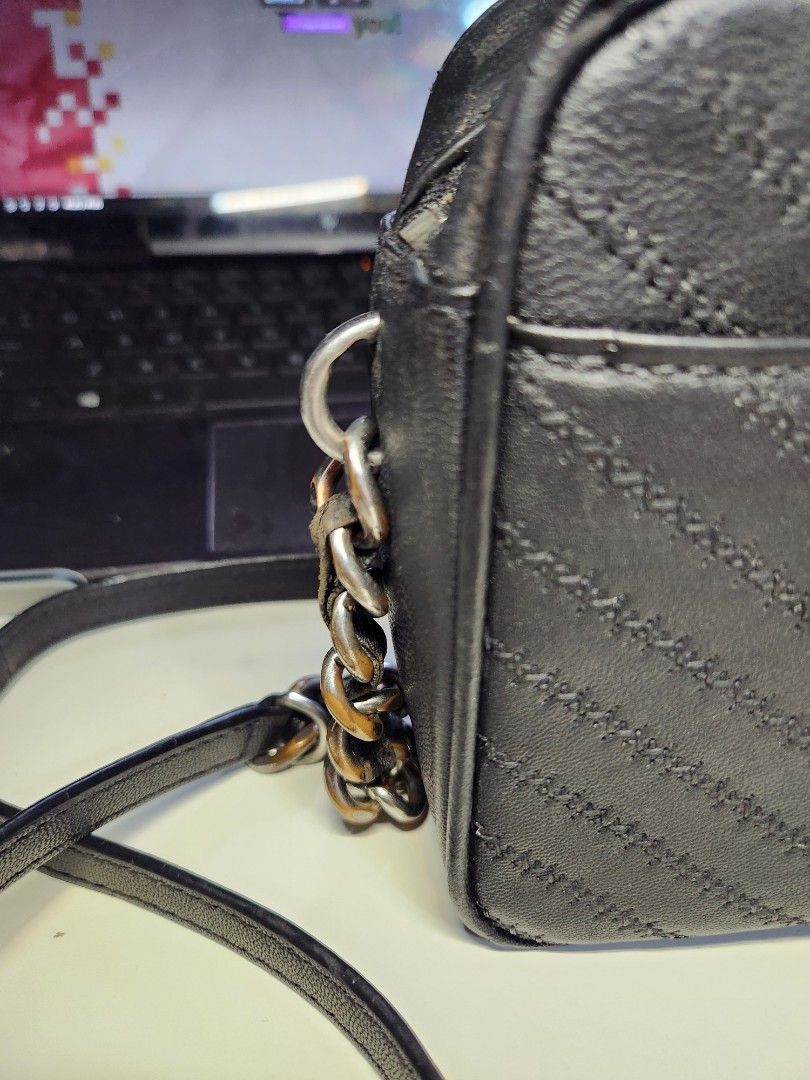 Tory Burch Black Leather Fleming Camera Bag (Category: Luxury Bags & Wallets) located in Makati City. Submitted by juandiego2150 (Listing ID 1427365340, Image 3). Description: Hello, I'm selling my Tory Burch bag. for 999 php only. Can lower the price if you're a sure buyer. Bought in Japan 13 years ago, so bali mga 2014 ko siya nabili sa Nagoya for around 12,000 php or 31,000 Jy. I super duper love this bag. may times nga na halos araw araw ko s