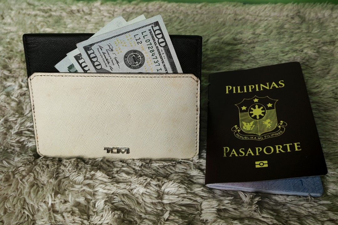 TUMI Card Holder (Category: Luxury Bags & Wallets) located in Iloilo. Submitted by blancroger_tumi (Listing ID 1427321507, Image 1). Description: TUMI PASSPORT HOLDER AUTHENTIC V.G CONDITION.