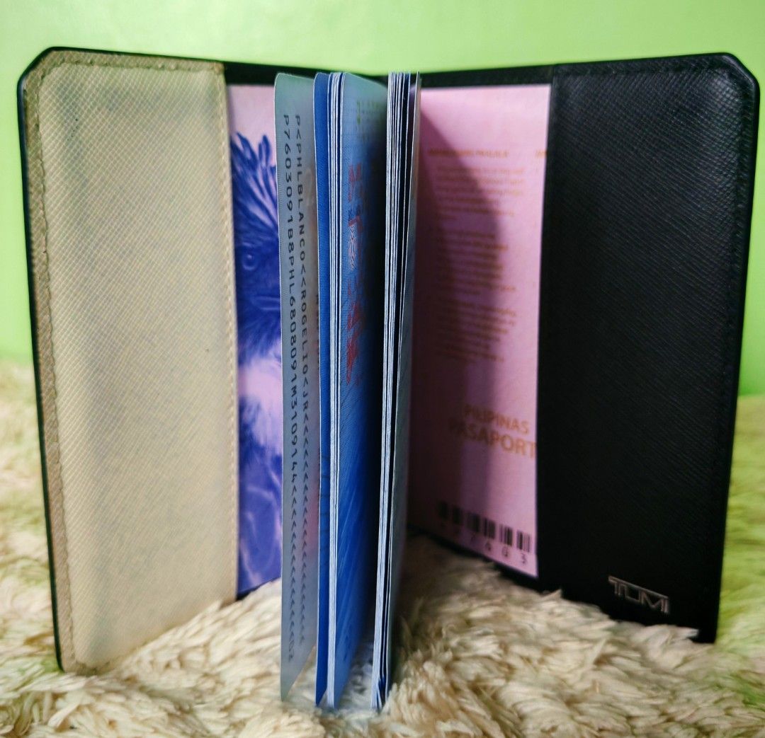 TUMI Card Holder (Category: Luxury Bags & Wallets) located in Iloilo. Submitted by blancroger_tumi (Listing ID 1427321507, Image 3). Description: TUMI PASSPORT HOLDER AUTHENTIC V.G CONDITION.