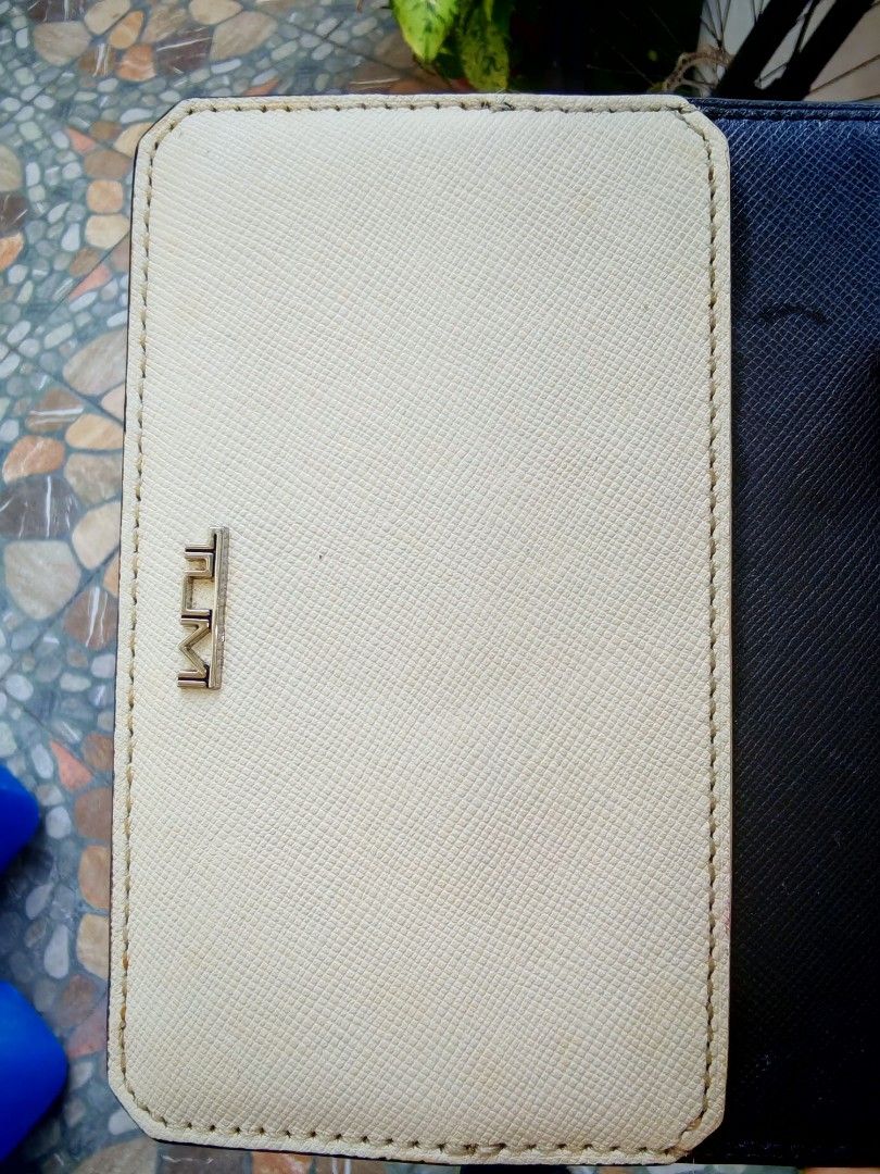 TUMI Card Holder (Category: Luxury Bags & Wallets) located in Iloilo. Submitted by blancroger_tumi (Listing ID 1427321507, Image 2). Description: TUMI PASSPORT HOLDER AUTHENTIC V.G CONDITION.