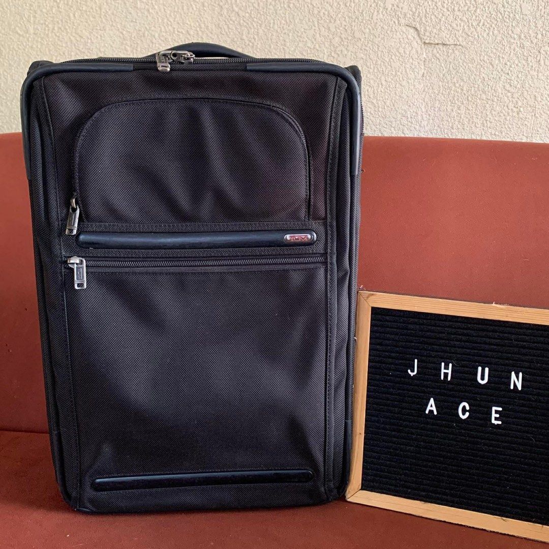 TUMI LUGGAGE BAG (Category: Luxury Bags & Wallets) located in Madrid. Submitted by jhunaceee (Listing ID 1427407003, Image 2). Description: 💯Orig Sign of use only No major flaw Bag only.