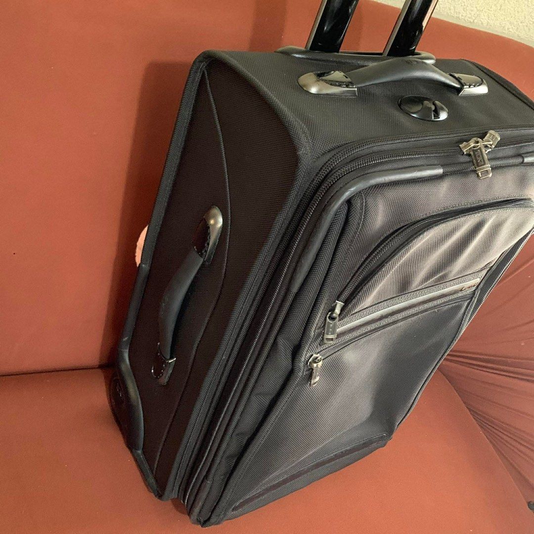 TUMI LUGGAGE BAG (Category: Luxury Bags & Wallets) located in Madrid. Submitted by jhunaceee (Listing ID 1427407003, Image 3). Description: 💯Orig Sign of use only No major flaw Bag only.